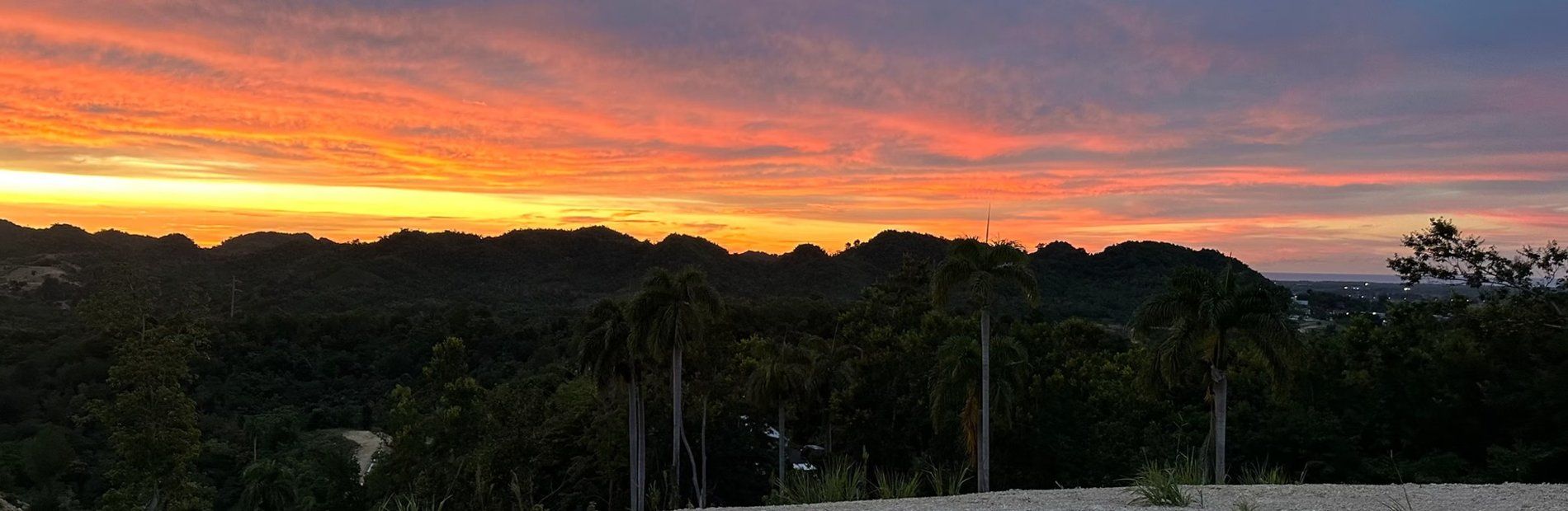Atardecer naranja sobre las montañas de Toa Alta